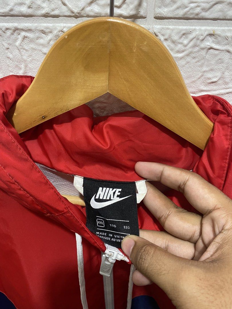 Nike Tri-Tone Windbreaker (Category: Coats, Jackets and Outerwear) located in Surigao. Submitted by vintureph.co (Listing ID 1467157574, Image 3). Description: Size L-XL 27x28 As New Condition With Packable Hood.