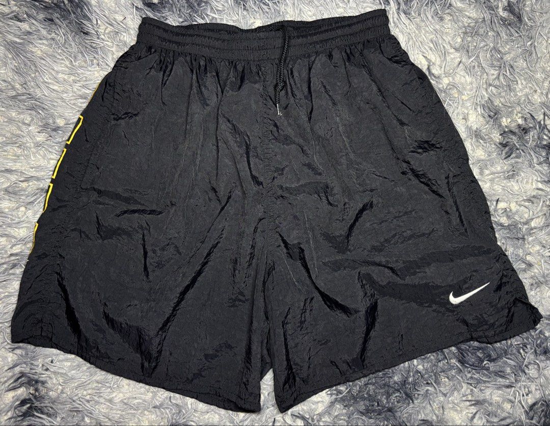 NIKE VINTAGE (Category: Shorts) located in Legazpi City. Submitted by thesource052 (Listing ID 1467164274, Image 1). Description: NIKE VINTAGE ( FRONT DETAILS ) Medium 32-34 L: 17” Excellent condition Very minimal Crack hairline sa likod 500.