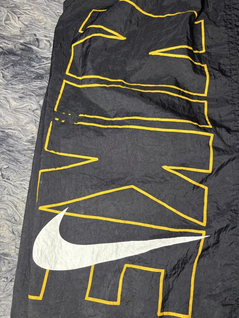 NIKE VINTAGE (Category: Shorts) located in Legazpi City. Submitted by thesource052 (Listing ID 1467164274, Image 3). Description: NIKE VINTAGE ( FRONT DETAILS ) Medium 32-34 L: 17” Excellent condition Very minimal Crack hairline sa likod 500.