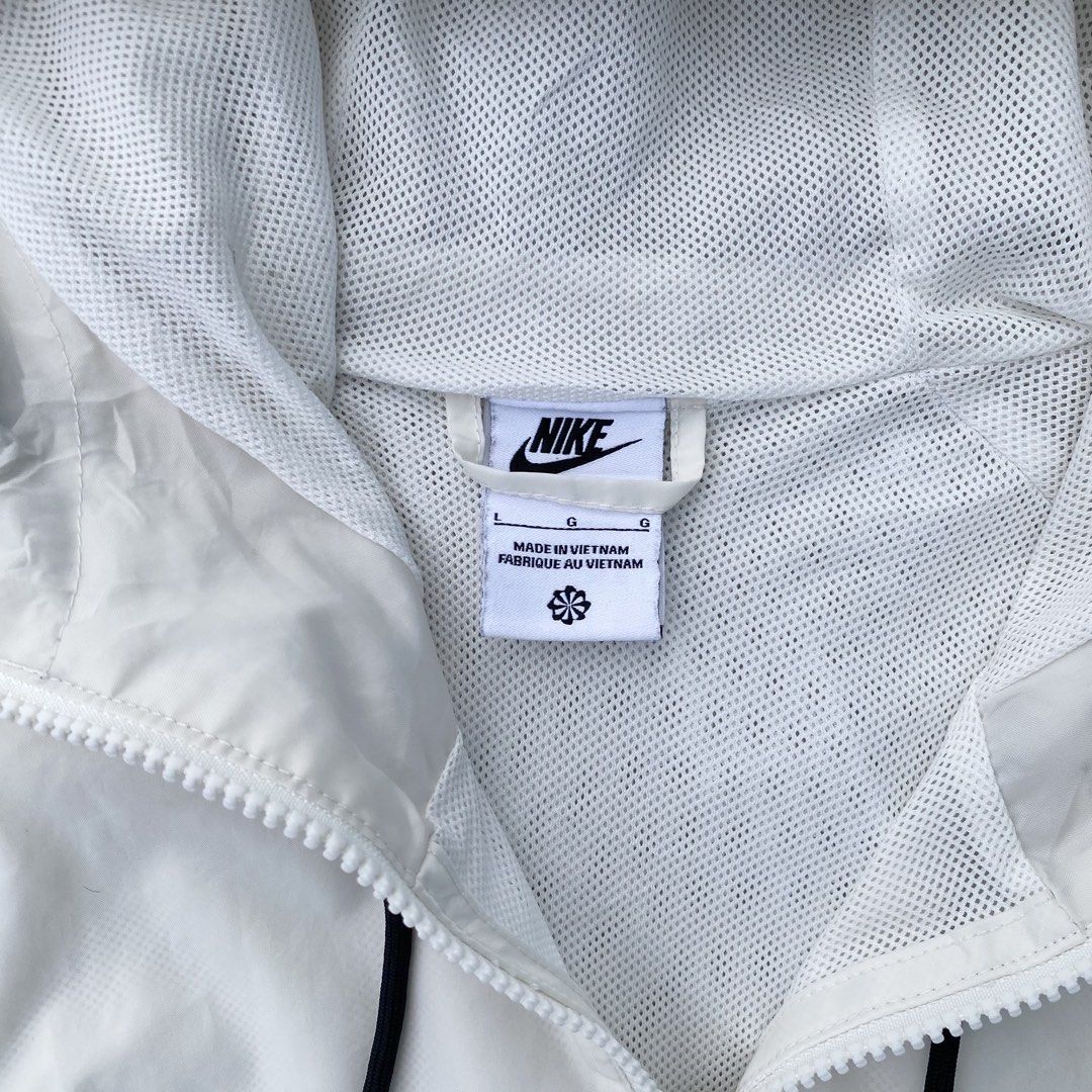Nike windbreaker (Category: Coats, Jackets and Outerwear) located in Lapu-Lapu City. Submitted by larry_oliver (Listing ID 1467134459, Image 3). Description: Nike windbreaker! Fit XL Dimension 27W x 28L Condition 9.6/10 Color rate 9.8/10 Issue: minimal stain Pm🏷️.