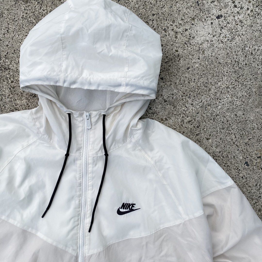 Nike windbreaker (Category: Coats, Jackets and Outerwear) located in Lapu-Lapu City. Submitted by larry_oliver (Listing ID 1467134459, Image 2). Description: Nike windbreaker! Fit XL Dimension 27W x 28L Condition 9.6/10 Color rate 9.8/10 Issue: minimal stain Pm🏷️.
