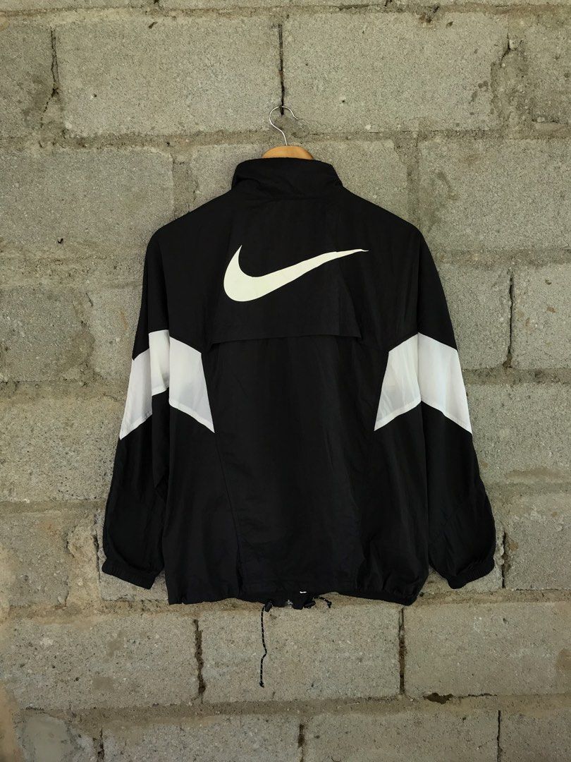 NIKE WINDBREAKER WITH BACKHIT (Category: Coats, Jackets and Outerwear) located in Aurora. Submitted by thrillthriftfinds123 (Listing ID 1467075433, Image 2). Description: NIKE WINDBREAKER🔥 SIZE MEDIUM NO ISSUE GOOD CONDITION 9.5 COLOR RATE .