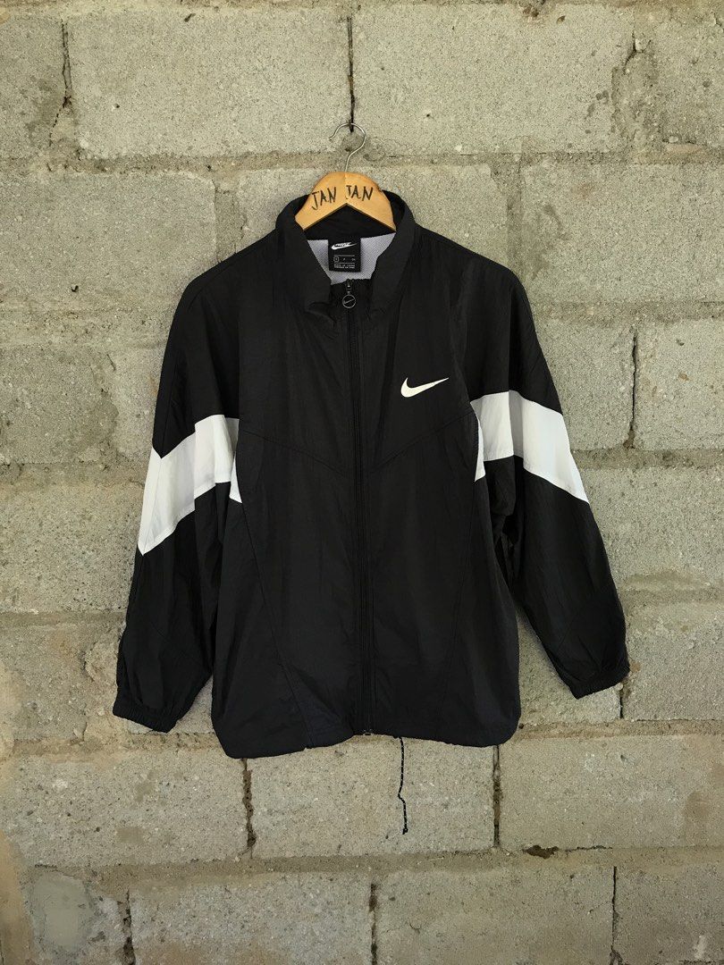 NIKE WINDBREAKER WITH BACKHIT (Category: Coats, Jackets and Outerwear) located in Aurora. Submitted by thrillthriftfinds123 (Listing ID 1467075433, Image 1). Description: NIKE WINDBREAKER🔥 SIZE MEDIUM NO ISSUE GOOD CONDITION 9.5 COLOR RATE .