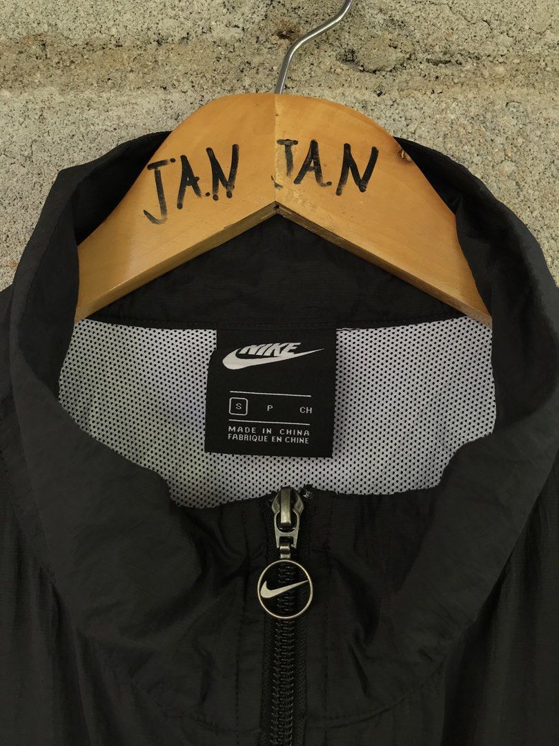 NIKE WINDBREAKER WITH BACKHIT (Category: Coats, Jackets and Outerwear) located in Aurora. Submitted by thrillthriftfinds123 (Listing ID 1467075433, Image 3). Description: NIKE WINDBREAKER🔥 SIZE MEDIUM NO ISSUE GOOD CONDITION 9.5 COLOR RATE .