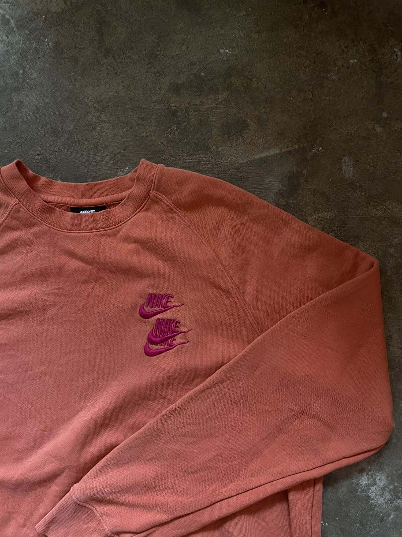 Nike World Tour Embroidered (Category: Coats, Jackets and Outerwear) located in Manila. Submitted by jusss121 (Listing ID 1467003420, Image 3). Description: 22 Width 27 Lengt 9.5/10 Color rate Excellent condition No issue PM/DM 💌.