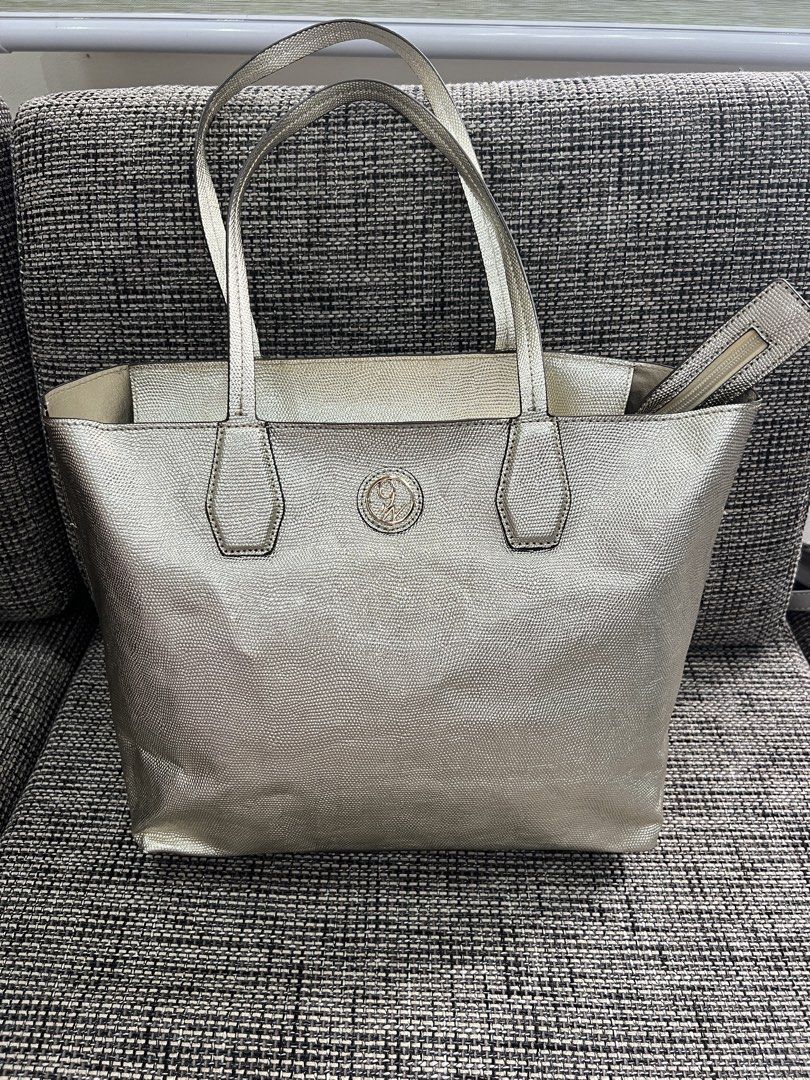 Nine West Metallic Tote Bag (Category: Tote Bags) located in Cainta. Submitted by vrenaussiegoods (Listing ID 1466972198, Image 1). Description: .