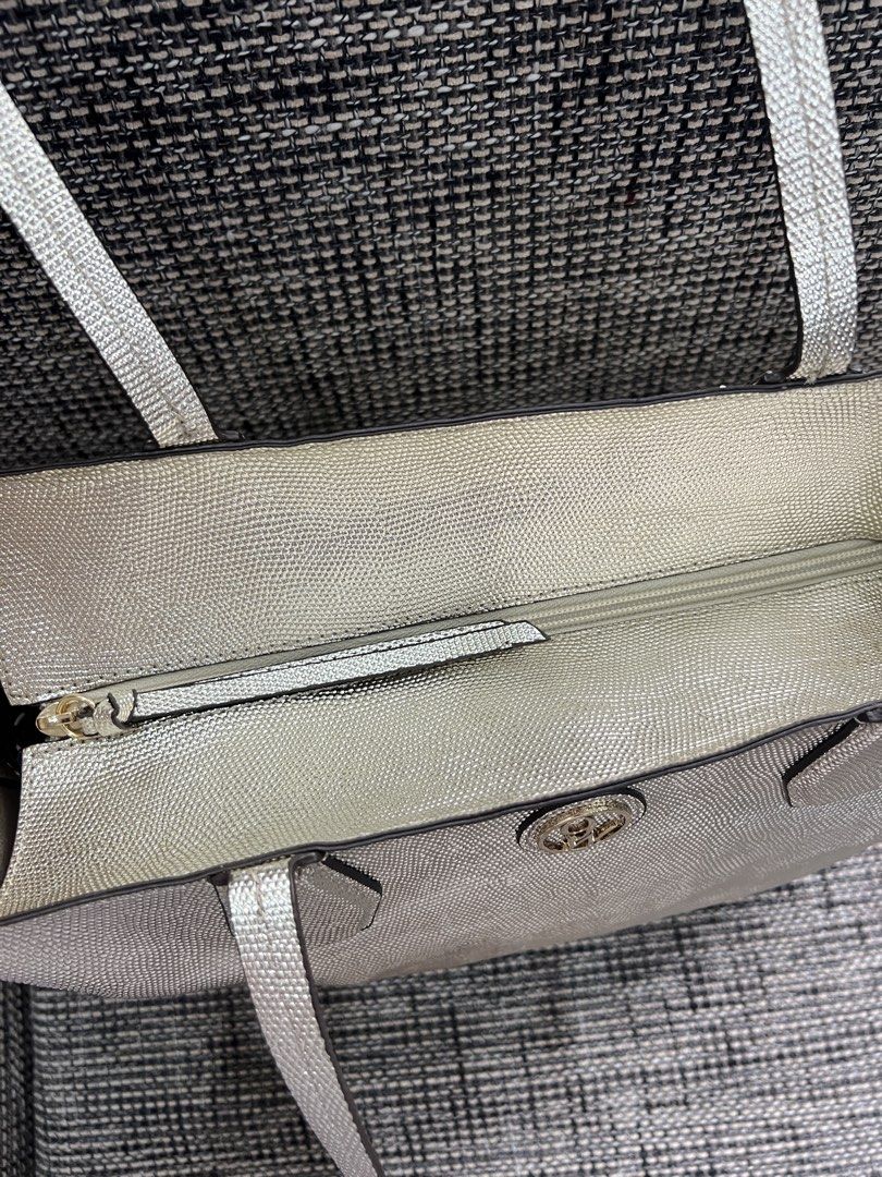 Nine West Metallic Tote Bag (Category: Tote Bags) located in Cainta. Submitted by vrenaussiegoods (Listing ID 1466972198, Image 3). Description: .