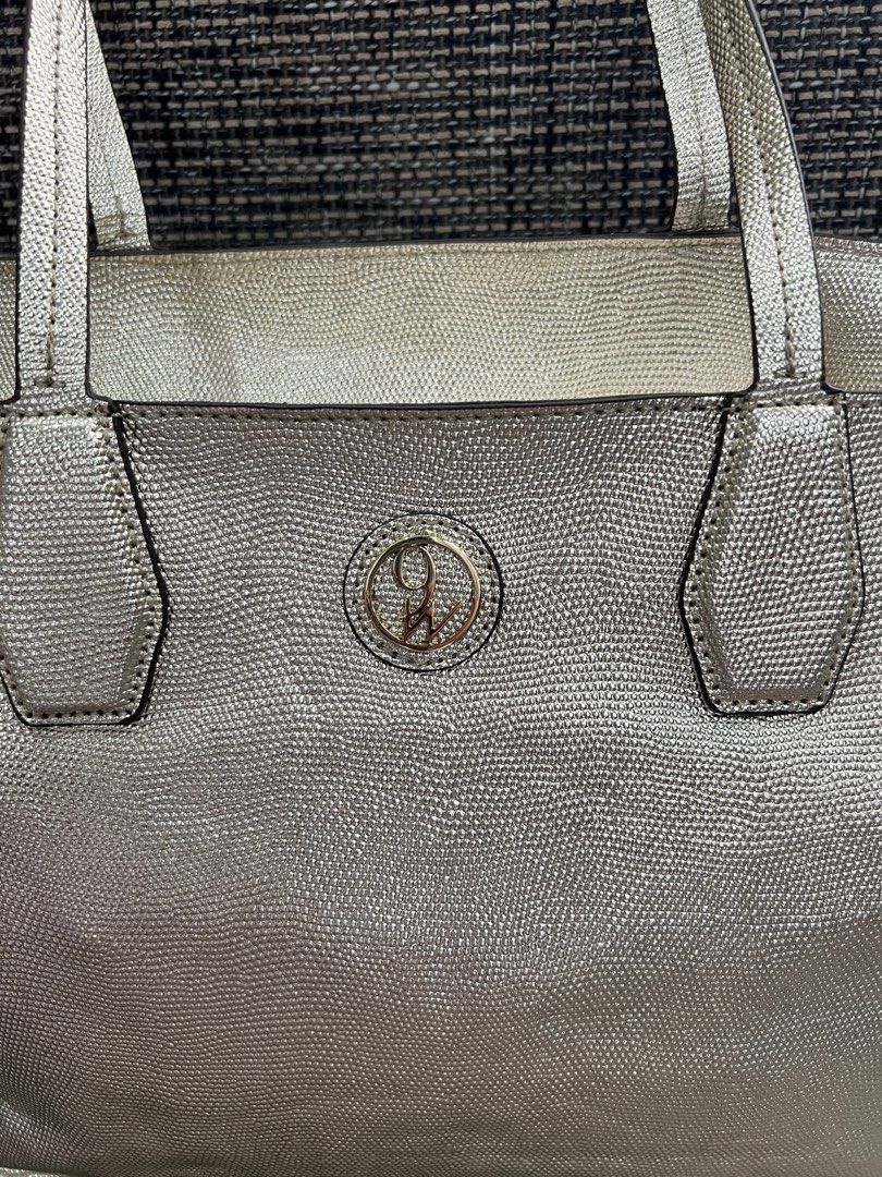 Nine West Metallic Tote Bag (Category: Tote Bags) located in Cainta. Submitted by vrenaussiegoods (Listing ID 1466972198, Image 2). Description: .