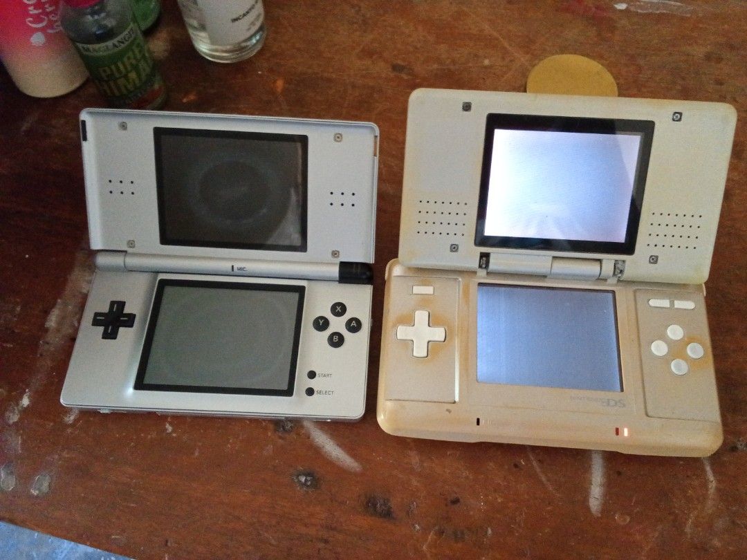 NINTENDO DS BUNDLE (defective!) (Category: Nintendo) located in Manila. Submitted by mystictree.4819aa (Listing ID 1466988299, Image 1). Description: the original ds writer doesn't have any display there's only lines but still working in the other hand the ds lite isn't working the bottom screen only flashes but still working po just need to replace the top screen like again po j&t lang po pang shipping and gcash and maya only po.