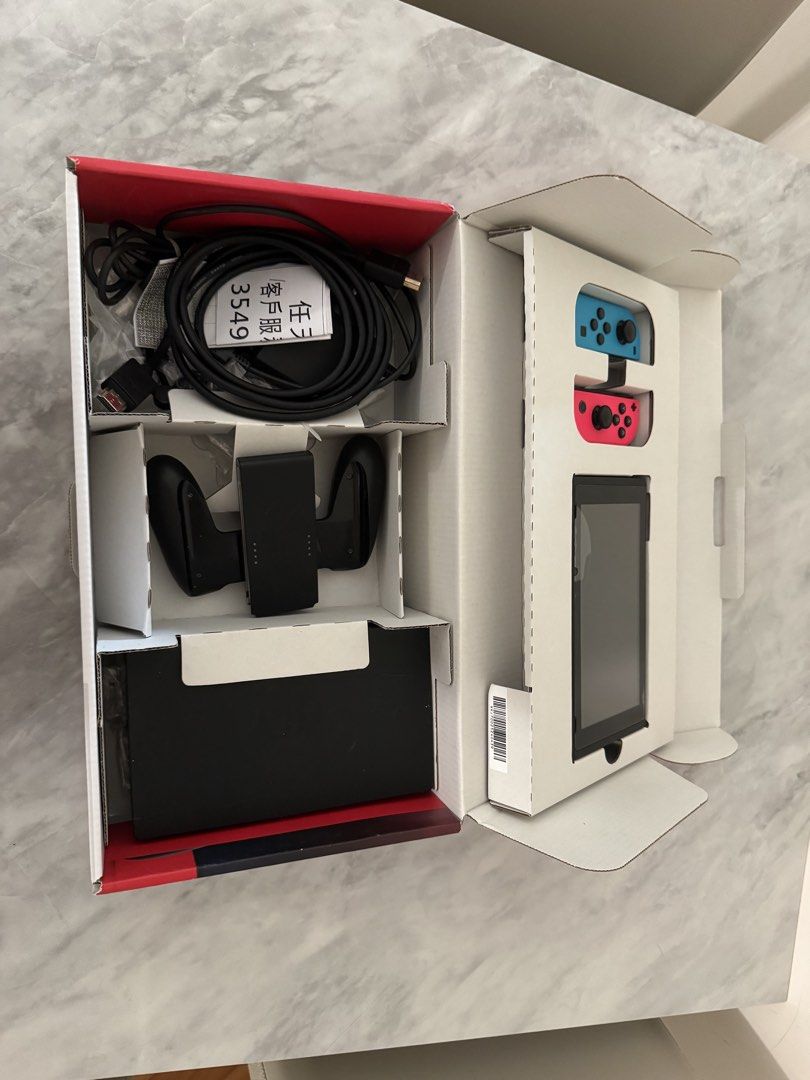 Nintendo Switch 主機 （分類：Nintendo 任天堂）位於 Hong Kong。 由 jhjxfj8zfq 提交（商品編號 1466980033，圖片 3）。簡介： 放 Nintendo Switch 主機一套，行貨黎架。所有配件齊晒，有主機、Joy-Con手掣（藍色同桃紅色）、底座、HDMI線、火牛同手掣握把。盒都喺度，新淨企理。左下角係Mon 貼入空氣，搣咗佢完全冇裂冇花，有意請pm，地鐵站交收。 將軍澳綫觀塘綫港島綫。