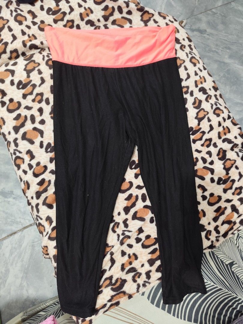 No Boundaries Black and Pink Leggings (Category: Activewear) located in Cavite. Submitted by zenshub (Listing ID 1467076486, Image 2). Description: Small but can fit to medium. Issue on the photos..