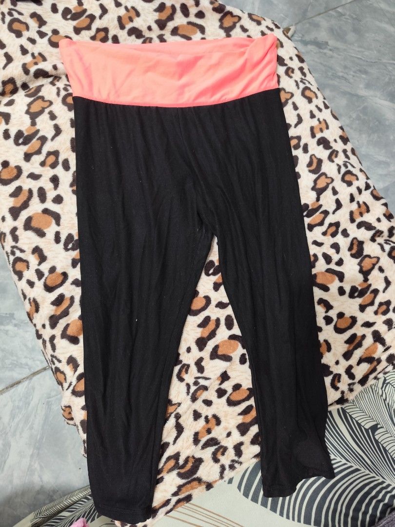 No Boundaries Black and Pink Leggings (Category: Activewear) located in Cavite. Submitted by zenshub (Listing ID 1467076486, Image 1). Description: Small but can fit to medium. Issue on the photos..