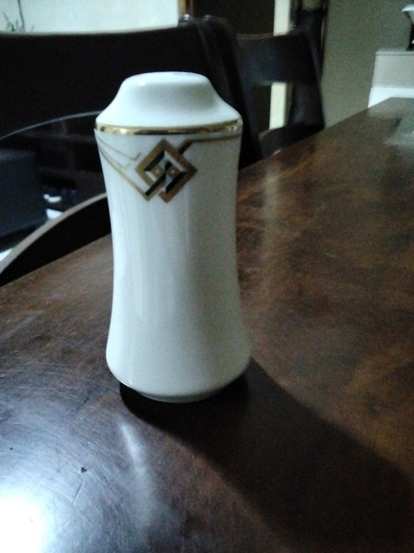 Noritake salt /pepper shaker (Category: Other Kitchenware & Tableware) located in Antipolo. Submitted by olayerm1213 (Listing ID 1467085028, Image 1). Description: .