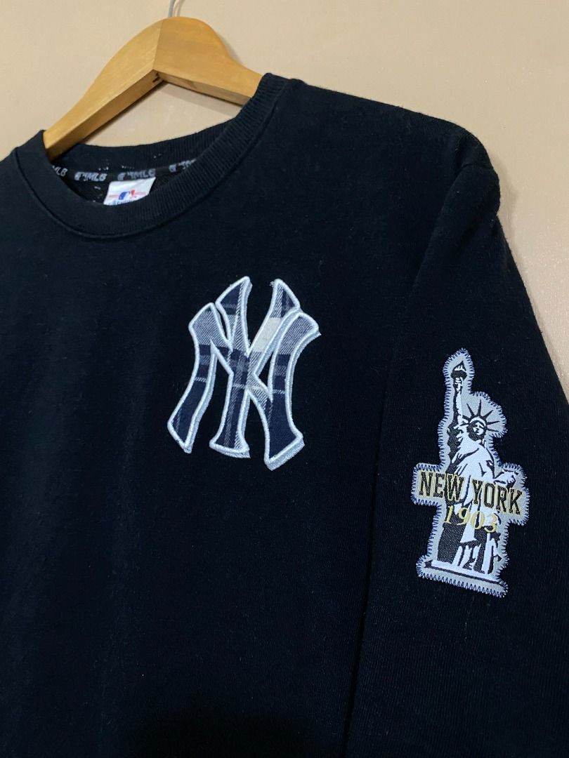 NY Yankees Embroidery Black Sweatshirt (Category: Tshirts & Polo Shirts ) located in Cadiz. Submitted by davidspothead (Listing ID 1467137434, Image 2). Description: Fits Medium Width 21' Length 27" 9/10 rate .