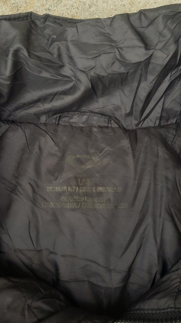 Oakley Puffer Jacket Size L (Category: Coats, Jackets and Outerwear) located in Manila. Submitted by nice430 (Listing ID 1467017605, Image 3). Description: - Brand: Oakley - Item: Winter Puffer Jacket - Color: Black - Size: Large (Regular Fit) - Material: 100% Polyester fibres - Design: Full zip closure, stand collar, quilted pattern, subtle chest logo - Origin: Made in China - Condition/Use: Warm outerwear layer perfect for cold weather.