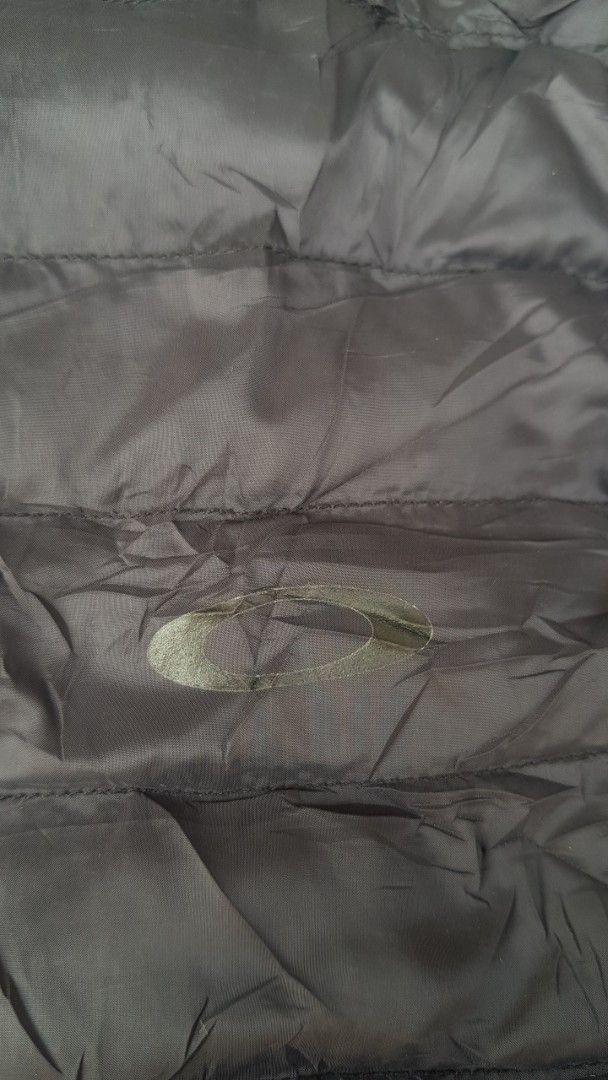 Oakley Puffer Jacket Size L (Category: Coats, Jackets and Outerwear) located in Manila. Submitted by nice430 (Listing ID 1467017605, Image 2). Description: - Brand: Oakley - Item: Winter Puffer Jacket - Color: Black - Size: Large (Regular Fit) - Material: 100% Polyester fibres - Design: Full zip closure, stand collar, quilted pattern, subtle chest logo - Origin: Made in China - Condition/Use: Warm outerwear layer perfect for cold weather.