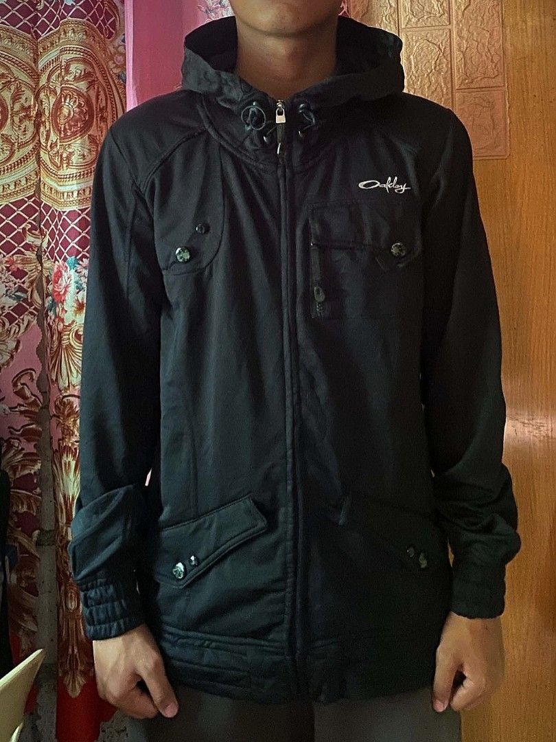 Oakley Technical Utility Zip Hoodie (Category: Hoodies) located in Angeles City. Submitted by ian.thrift_ph (Listing ID 1467050301, Image 2). Description: Dimes 19.5/27 Size Medium to Large Good Condition.