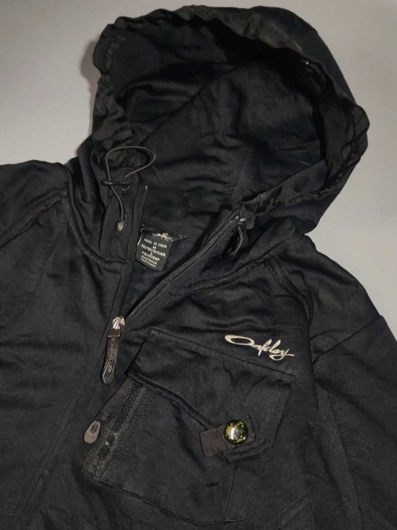 Oakley Technical Utility Zip Hoodie (Category: Hoodies) located in Angeles City. Submitted by ian.thrift_ph (Listing ID 1467050301, Image 3). Description: Dimes 19.5/27 Size Medium to Large Good Condition.