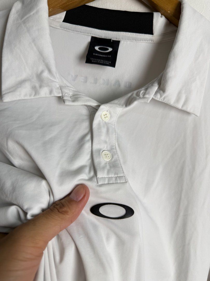 Oakley white drifit polo shirt (Category: Tshirts & Polo Shirts ) located in Daraga. Submitted by mirandillaadrian (Listing ID 1467120281, Image 3). Description: Authentic No issue Resdy to wear 22-23x29.5 Strechable .