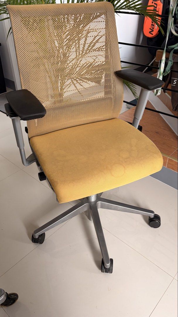 Office Chair (Category: Office Furniture & Fixtures) located in San Jose. Submitted by caliiiiiii (Listing ID 1466984163, Image 1). Description: Honest issue: mababa yung seat hindi na maitaas Has stains needs cleaning 📍San Jose Batangas.