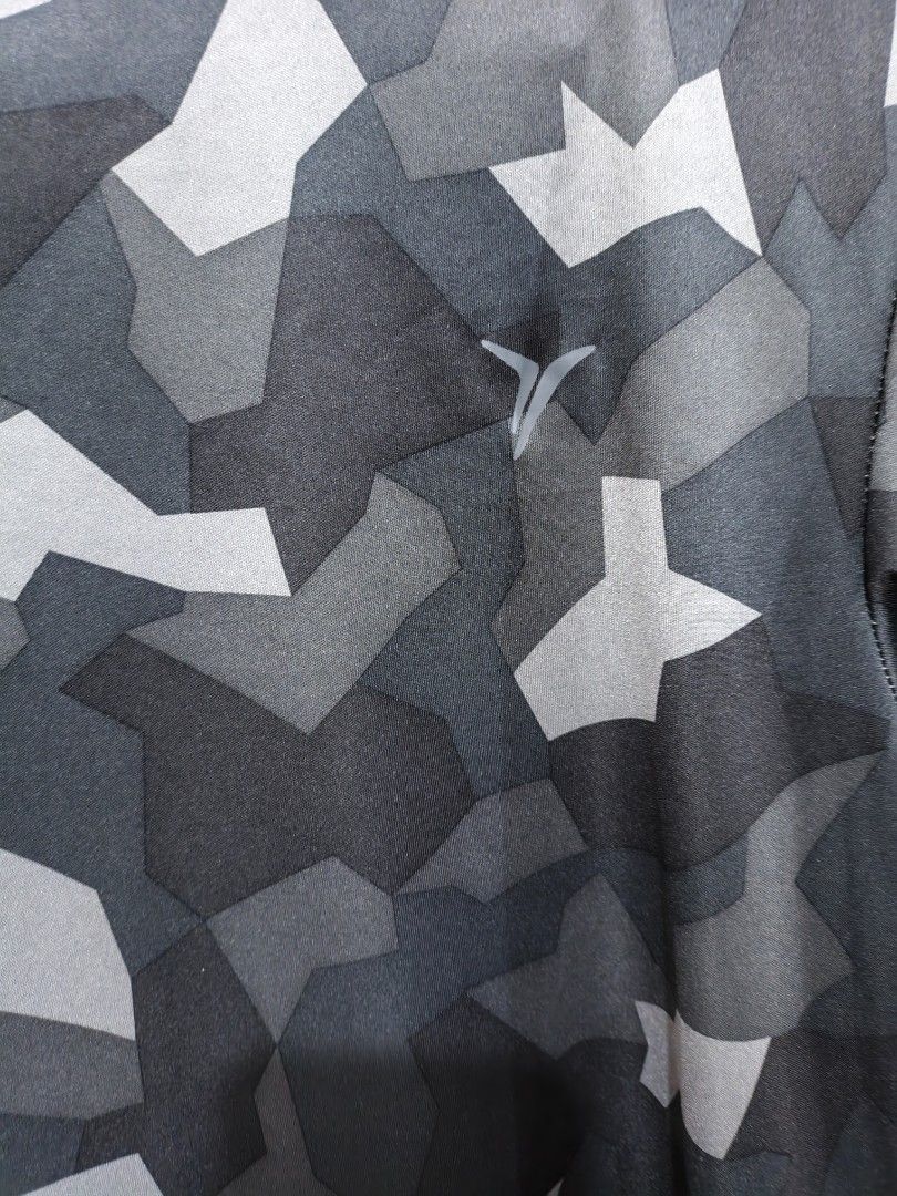 Old Navy Active Camo Athletic T-Shirt (Category: Shirts) located in Quezon City. Submitted by closeta38 (Listing ID 1467000525, Image 2). Description: - Brand: Old Navy Active - Design: Black and grey geometric camo print - Features: Short sleeves, crew neck, small reflective logo on chest - Material: Lightweight and breathable, perfect for gym or running - Size: XL (14-16) regular standard youth size - Origin: Made in Vietnam.