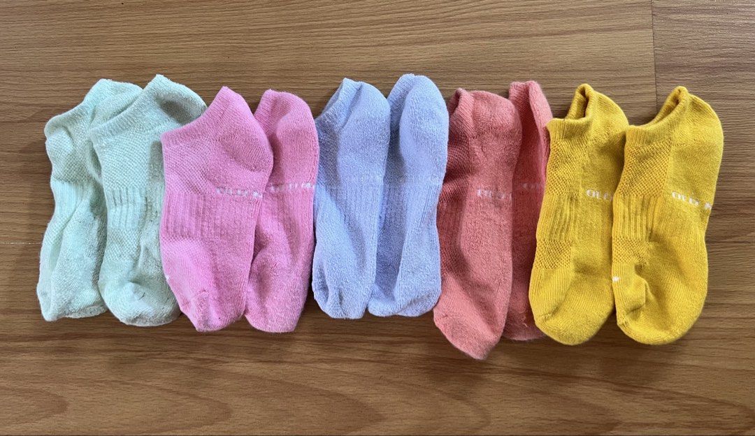 Old Navy Ankle Socks Multi Color - 5packs (Category: Socks & Tights) located in Muntinlupa City. Submitted by abbysantosss (Listing ID 1467002187, Image 1). Description: Old Navy Bundle of 5 pairs Fits 19cm-21cm.