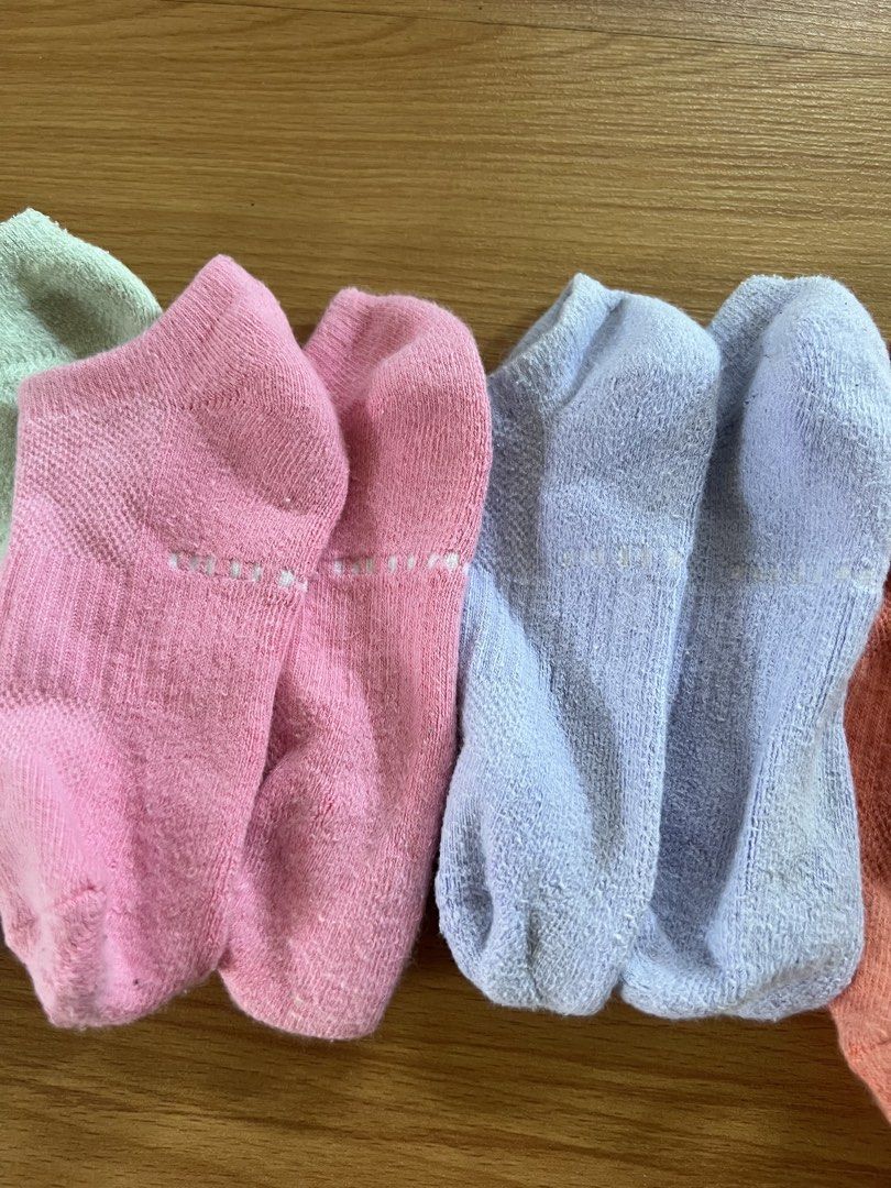 Old Navy Ankle Socks Multi Color - 5packs (Category: Socks & Tights) located in Muntinlupa City. Submitted by abbysantosss (Listing ID 1467002187, Image 2). Description: Old Navy Bundle of 5 pairs Fits 19cm-21cm.