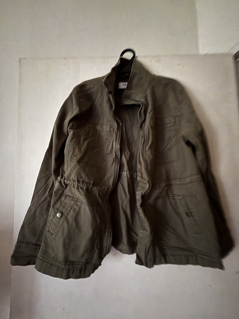 Old navy army green jacket (Category: Others Tops) located in Calamba. Submitted by rache31 (Listing ID 1467000100, Image 1). Description: Old navy army green jacket.