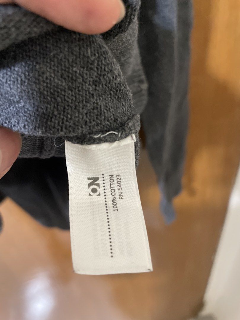 Old Navy Gray V-Neck Cotton Sweater Medium (Category: Longsleeves) located in Magalang. Submitted by camsss. (Listing ID 1467012848, Image 3). Description: 22x28 .