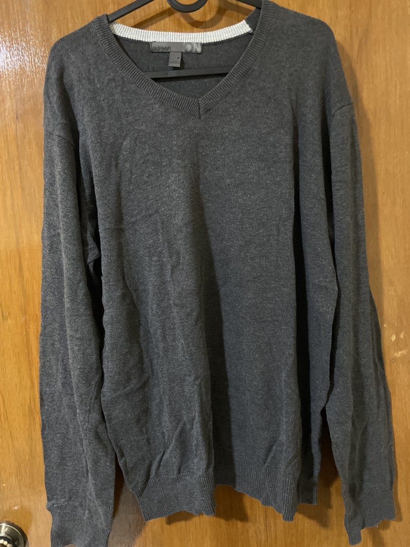 Old Navy Gray V-Neck Cotton Sweater Medium (Category: Longsleeves) located in Magalang. Submitted by camsss. (Listing ID 1467012848, Image 1). Description: 22x28 .