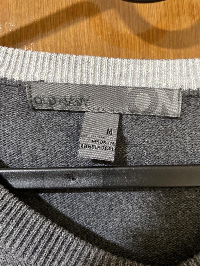 Old Navy Gray V-Neck Cotton Sweater Medium (Category: Longsleeves) located in Magalang. Submitted by camsss. (Listing ID 1467012848, Image 2). Description: 22x28 .