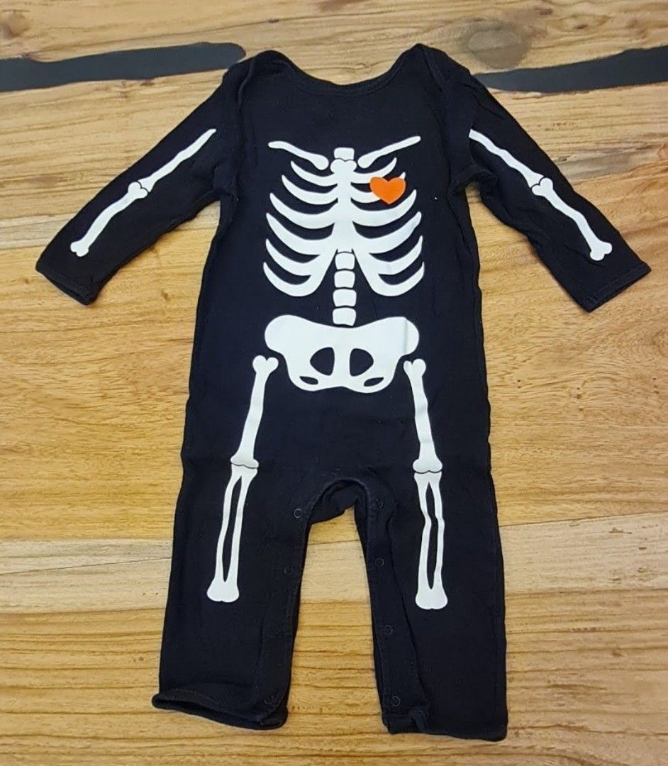 Old Navy Skeleton Baby Bodysuit (Category: Babies & Kids Fashion) located in Cavite. Submitted by helpusdeclutter (Listing ID 1467127157, Image 1). Description: Old Navy Baby Skeleton Onesie Store bought in Canada Color: Black with white skeleton print and red heart on the chest Size: 12-18 Months Selling for P150 only. Material: Soft and comfortable cotton Features: Long sleeves and snap buttons along the bottom for quick and easy diaper changes