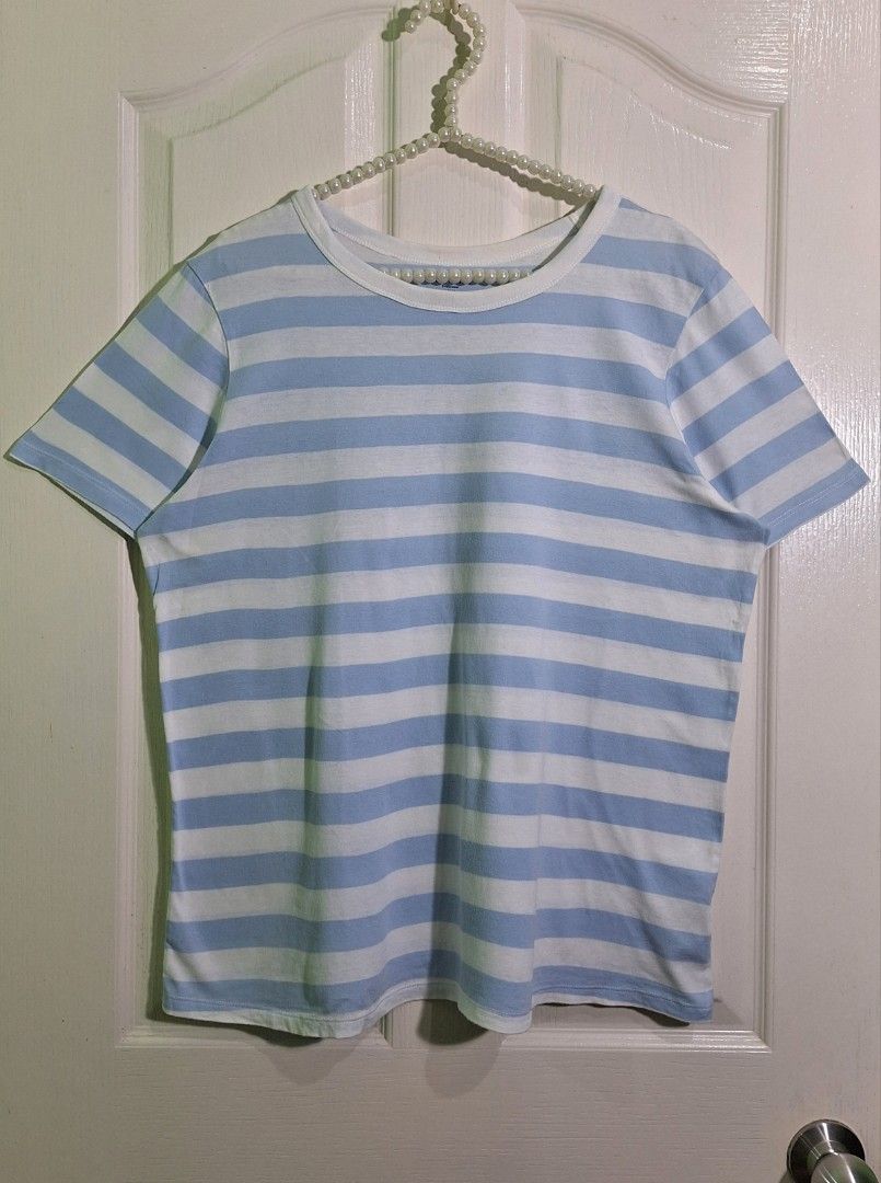 Old navy striped top large - xl (Category: Shirts) located in San Pablo. Submitted by allyourbrandedneeds (Listing ID 1467106028, Image 3). Description: - Design: Light blue and white horizontal stripes - Fit/Size: Classic crew neck, Size Large Tall - Material: 100% soft and comfortable cotton - Origin: Made in Indonesia - Care: Machine washable on gentle cycle - Style: Simple, casual everyday basic.