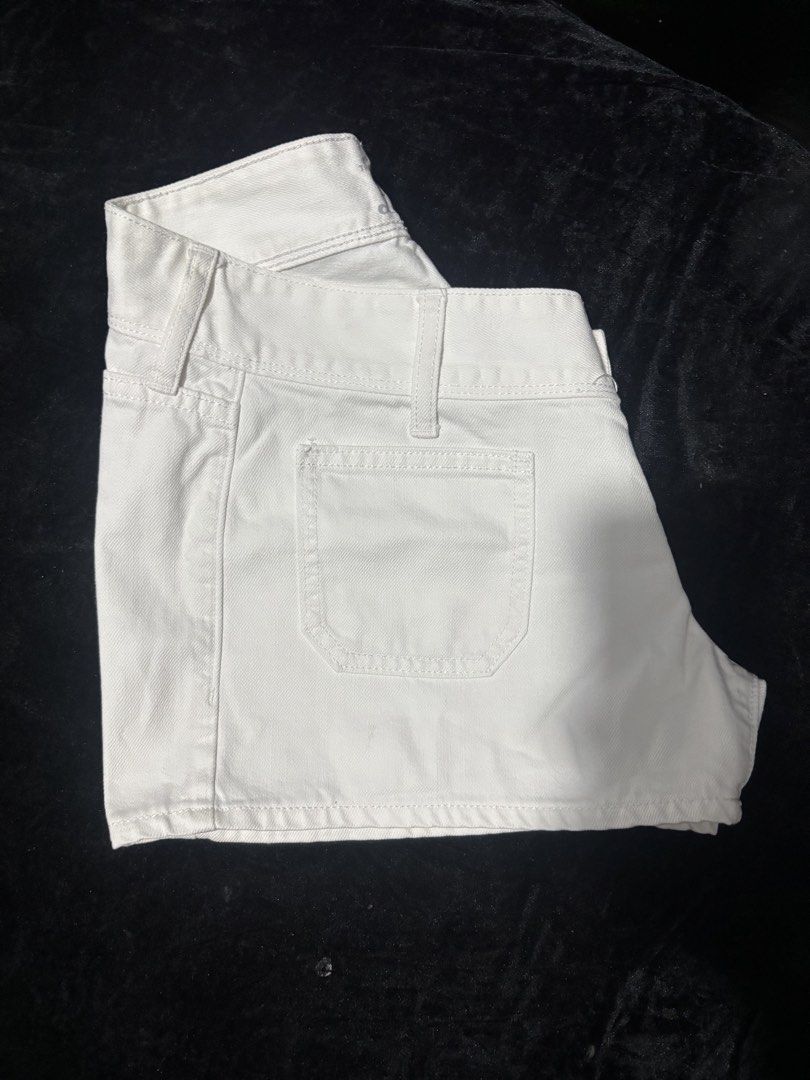 Old navy white short (Category: Shorts) located in Pasig City. Submitted by dealwithgia (Listing ID 1467153256, Image 3). Description: good as new medium size .
