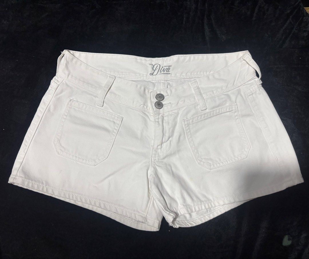 Old navy white short (Category: Shorts) located in Pasig City. Submitted by dealwithgia (Listing ID 1467153256, Image 2). Description: good as new medium size .