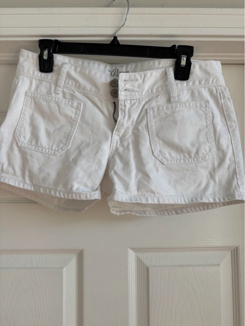 Old navy white short (Category: Shorts) located in Pasig City. Submitted by dealwithgia (Listing ID 1467153256, Image 1). Description: good as new medium size .