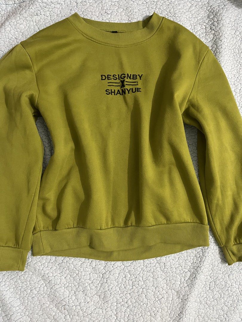 Olive green oversized hoodie (Category: Longsleeves) located in Manila. Submitted by leola_ (Listing ID 1467096538, Image 1). Description: .