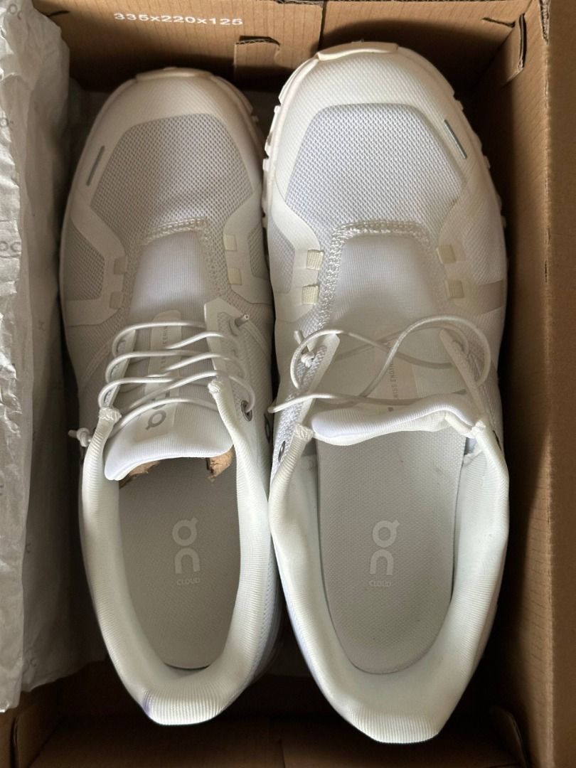 ON CLOUD 6 WHITE WHITE - SIZE 44/10 (Category: Sneakers) located in Cabuyao City. Submitted by weemimi (Listing ID 1467052543, Image 2). Description: - Brand: On Cloud - Color: Clean White - Size: Men's US 10 / EU 44 / UK 9.5 / JP 28 - Condition: Brand new, unworn, still packed in original box with tissue paper - Inclusion: Comes with original shoe box Bought from JGS Kicks from Facebook, from Korea RFS : Using another On Cloud na from the same s