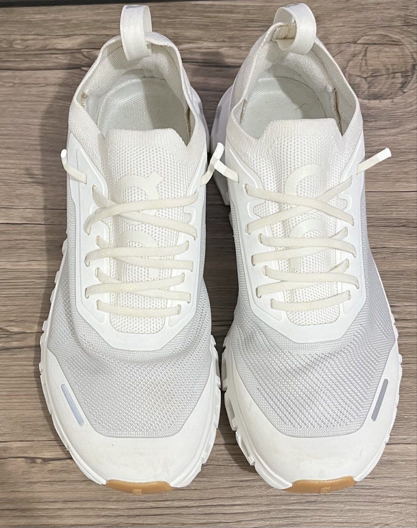 On Cloud Versa 6 (Category: Sneakers) located in Manila. Submitted by raawrnicss (Listing ID 1467104483, Image 1). Description: ORIGINAL Colorway: White Condition: May dirt lang sa upper part (see pic) but can be cleaned naman. Payment first Can do meet up in SM Megamall Delivery: Lalamove .