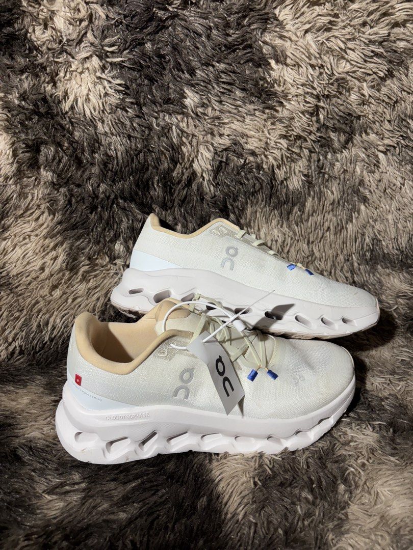 ON CLOUDTILT SNEAKERS (Category: Sneakers) located in Valenzuela. Submitted by secret_closet_ph (Listing ID 1467058624, Image 1). Description: ON CLOUDTILT SNEAKERS US 10 EU 44 UK 9.5 PRISTINE CONDITION 1,800 PESOS .