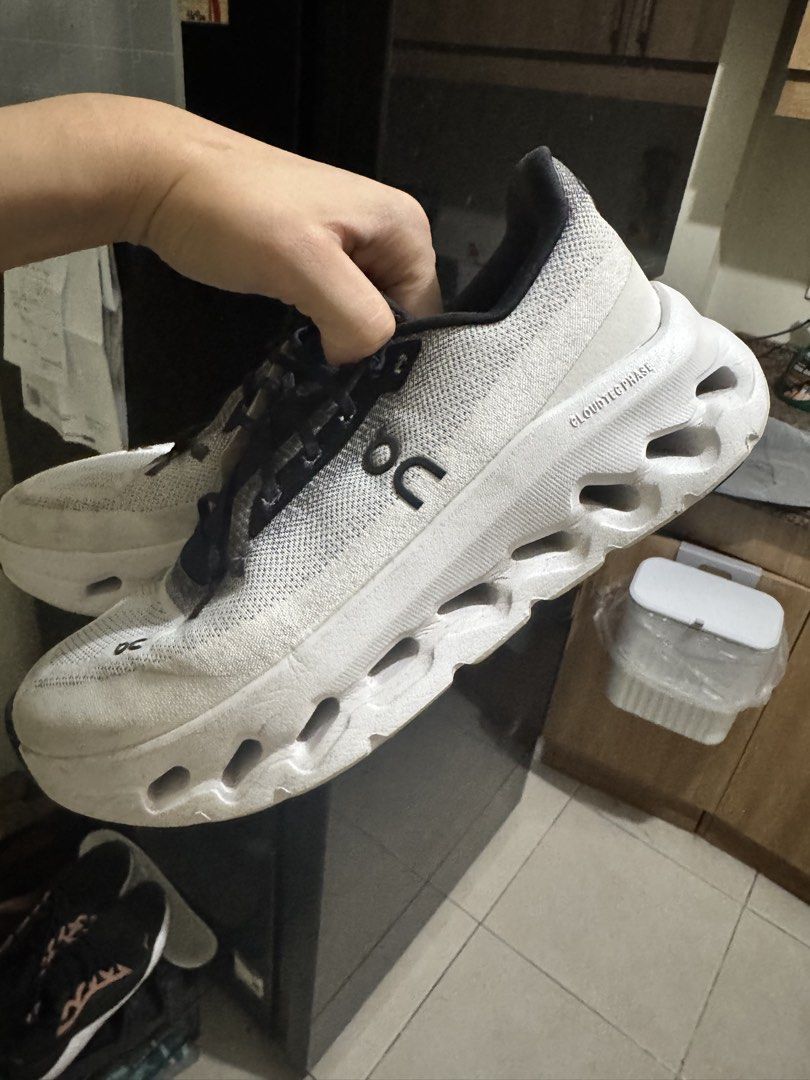 On Cloudtilt White Black Sneakers (Category: Sneakers) located in Paranaque City. Submitted by mela.cabansay (Listing ID 1467167503, Image 3). Description: On Cloudtilt Size US 7.5W No issue, just needs cleaning RFS: Decluttering Negotiable for sure buyer!.