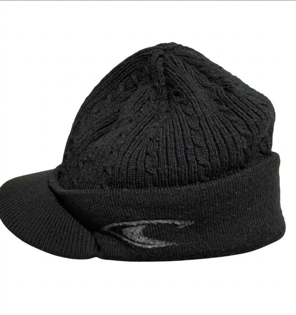 Oniel Brown Knit Beanie (Category: Beanies) located in Manila. Submitted by darth3pter (Listing ID 1461748816, Image 1). Description: issue: Lints.