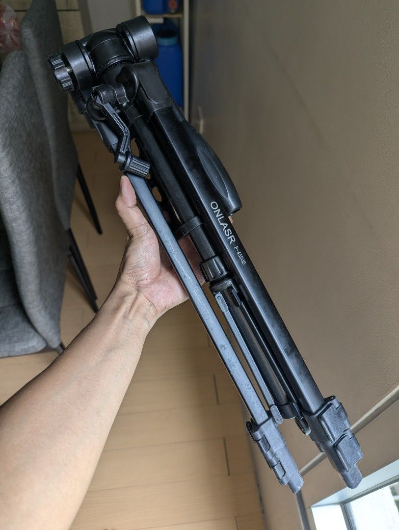 Onlasr F-4520B Camera Tripod with Case (Category: Tripods & Monopods) located in Quezon City. Submitted by pervysage (Listing ID 1466990259, Image 2). Description: Used once only. Complete with bag and no issues. Like new condition..