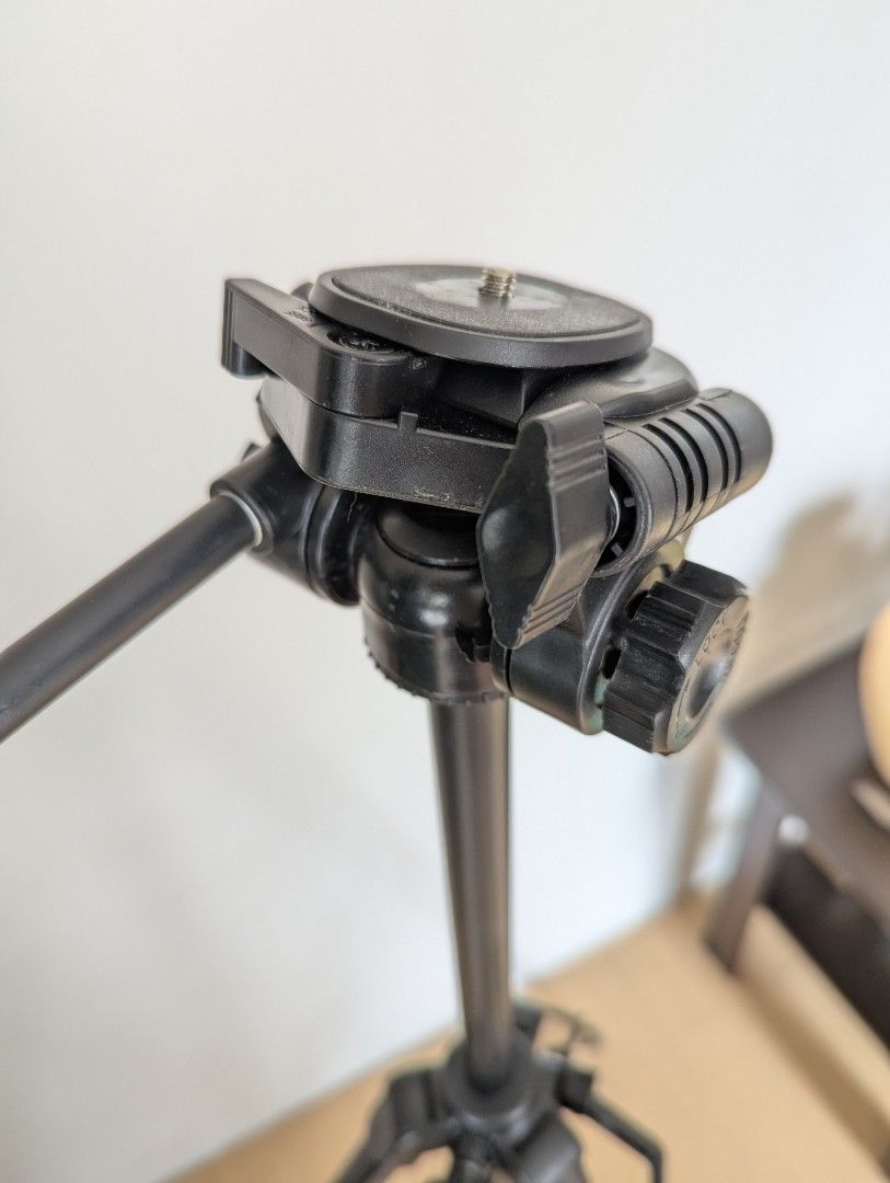 Onlasr F-4520B Camera Tripod with Case (Category: Tripods & Monopods) located in Quezon City. Submitted by pervysage (Listing ID 1466990259, Image 3). Description: Used once only. Complete with bag and no issues. Like new condition..