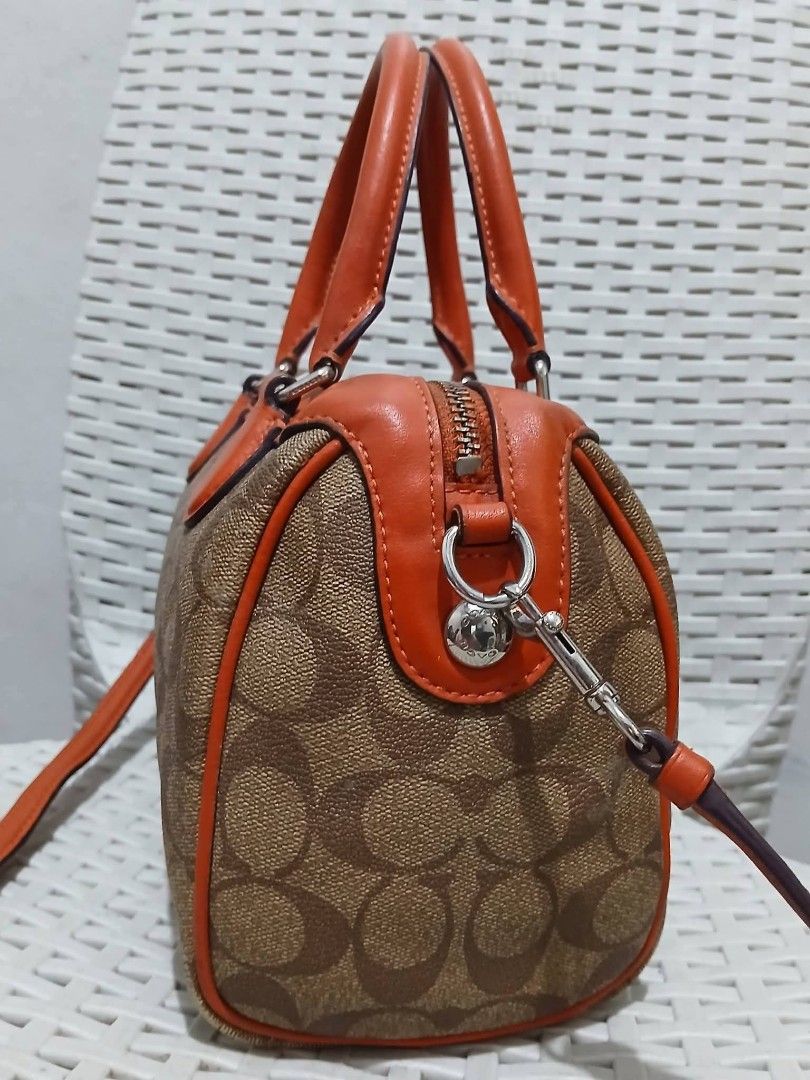 ORIG COACH ROWAN TWO-WAY🔥❤️ (Category: Activewear) located in Manila. Submitted by jecelstylebags (Listing ID 1467142133, Image 3). Description: ORIG COACH ROWAN TWO-WAY🔥❤️.