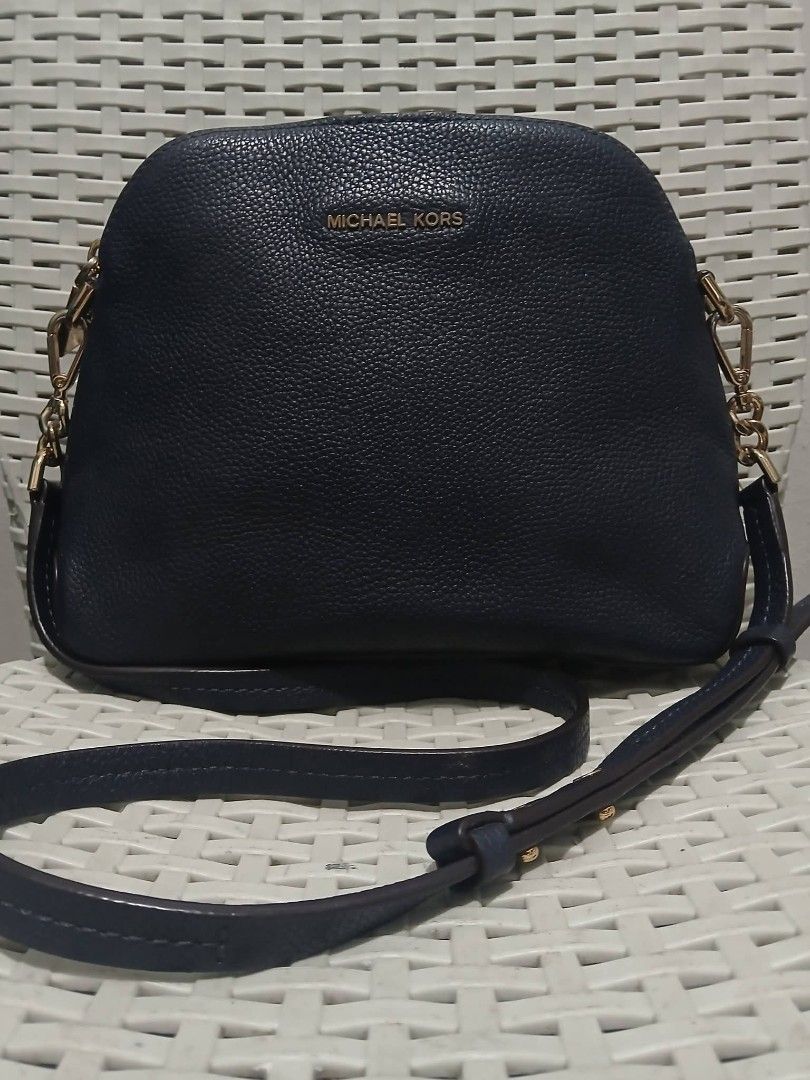 ORIG MICHAEL KORS ALMA 3COMPARTMENTS🔥❤️ (Category: Activewear) located in Manila. Submitted by jecelstylebags (Listing ID 1467141189, Image 1). Description: ORIG MICHAEL KORS ALMA 3COMPARTMENTS🔥❤️.