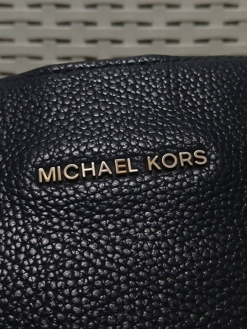 ORIG MICHAEL KORS ALMA 3COMPARTMENTS🔥❤️ (Category: Activewear) located in Manila. Submitted by jecelstylebags (Listing ID 1467141189, Image 2). Description: ORIG MICHAEL KORS ALMA 3COMPARTMENTS🔥❤️.