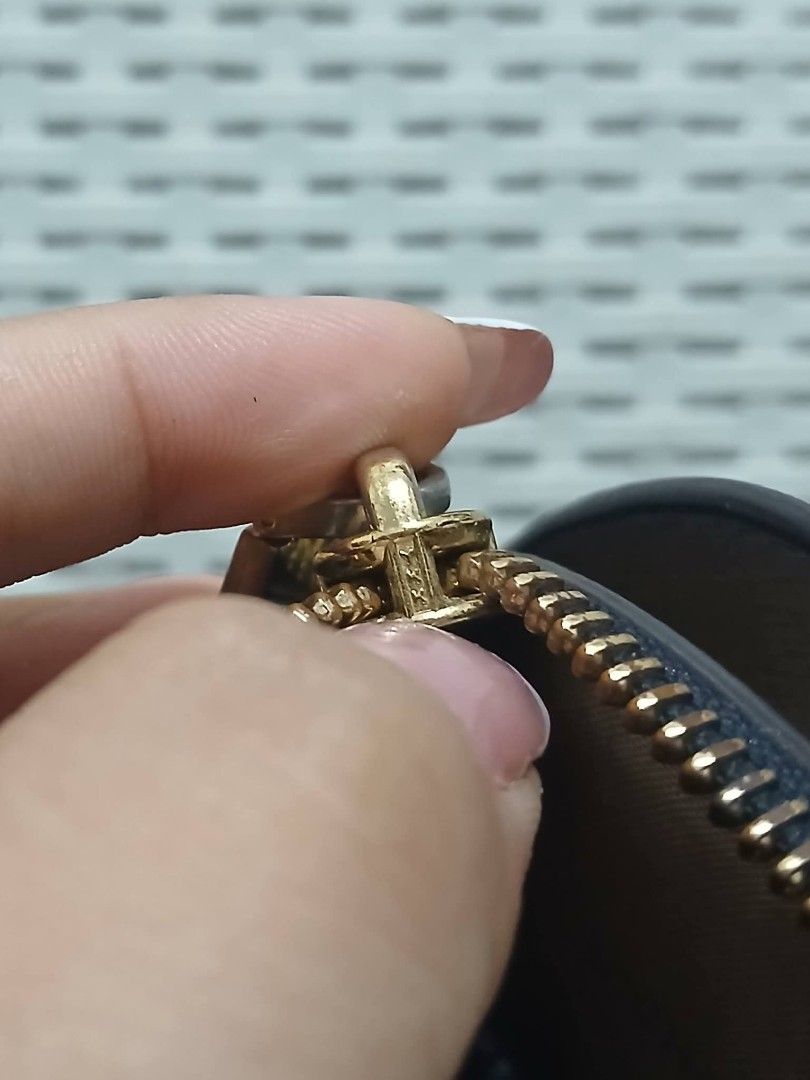 ORIG MICHAEL KORS ALMA 3COMPARTMENTS🔥❤️ (Category: Activewear) located in Manila. Submitted by jecelstylebags (Listing ID 1467141189, Image 3). Description: ORIG MICHAEL KORS ALMA 3COMPARTMENTS🔥❤️.