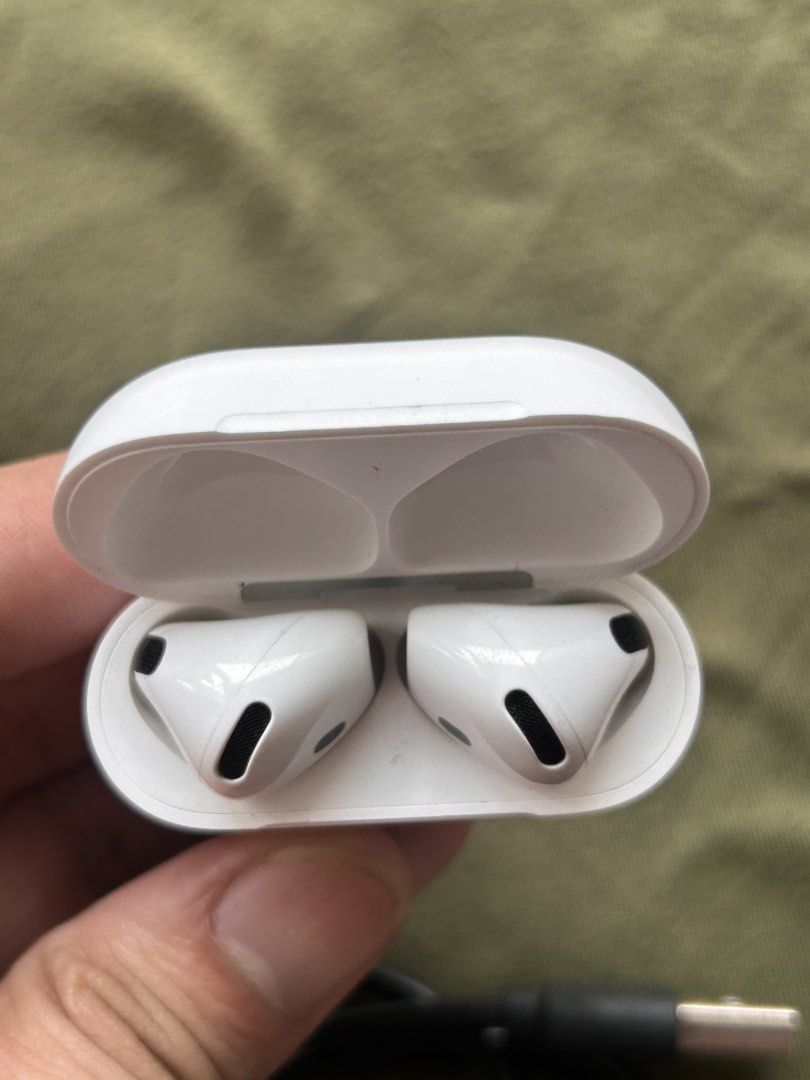 Original Apple Airpods 4 (Non ANC) (Category: Earphones) located in Manila. Submitted by Tjuan13 (Listing ID 1466977683, Image 2). Description: Try Secondhand Original Apple Airpods 4 (Non ANC) for only Php 5500 -100% Original -Free Usb C cable -Free Silicon Case -Smoothness 96% Front & 97% Back -Good battery life -Matagal Malowbat, Mabilis magcharge -Good quality -Crisp Button -Actual Photo -Ready to use -No Box -No swap -Free Shipping via Lalam