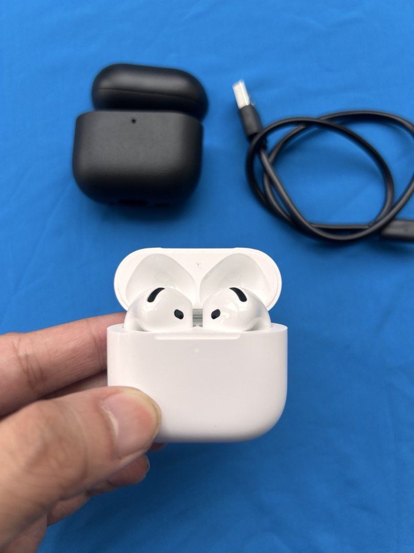 Original Apple Airpods 4 (Non ANC) (Category: Earphones) located in Makati City. Submitted by john15.5 (Listing ID 1467091813, Image 2). Description: Try Secondhand Original Apple Airpods 4 (Non ANC) for only Php 5500 -100% Original -Free Usb C cable -Free Silicon Case -Smoothness 96% Front & 97% Back -Good battery life -Matagal Malowbat, Mabilis magcharge -Good quality -Crisp Button -Actual Photo -Ready to use -No Box -No swap -Free Shipping via
